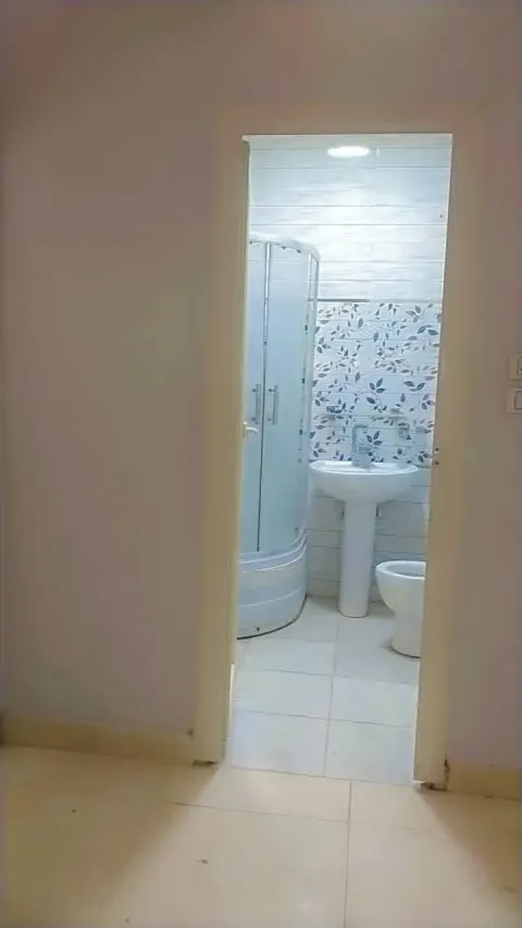 شقةدور اخيرعماره نضيفه جدا مدخل واسع