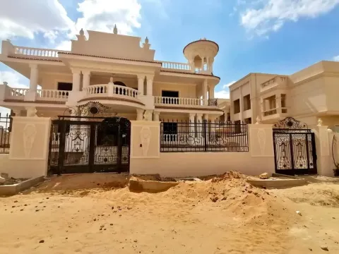 فيلا للبيع في مدينة هليوبوليس الجديدة مبنية على الطراز الكلاسك