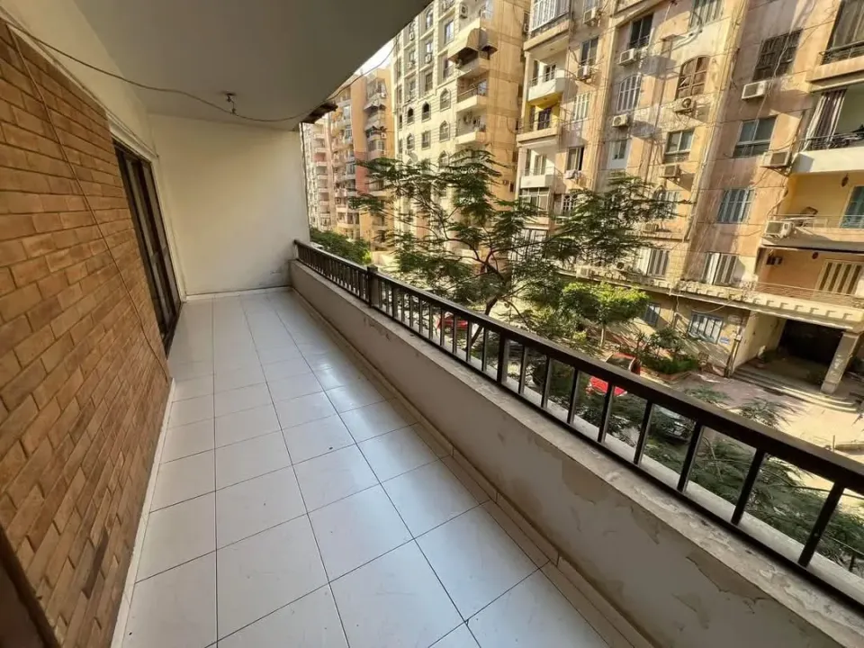 للايجار فاضيه بأرقى حى فى السفارات٢غرفه نوم كبيره مطلةعالشارع الرئيسى