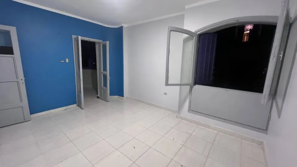 شقة للايجار في الشباب ال ٧٠م امام الجامع الكبير مباشرةالعبور