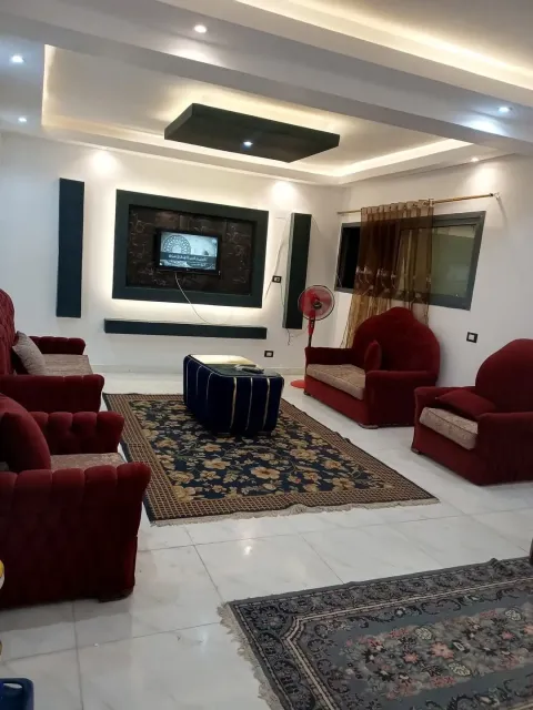 شقة فندقية علي البحر مباشرة 2 غرف نوم جديدةومراتب تاكي