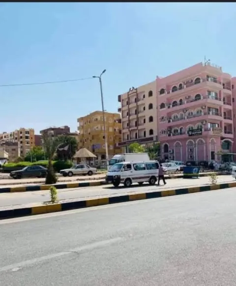 شقه للايجار علي طريق السادس