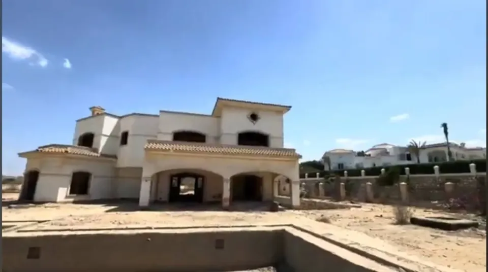 فيلا للبيع لوكيشن مميز الفيلا موجوده في كمبوند المنصورية