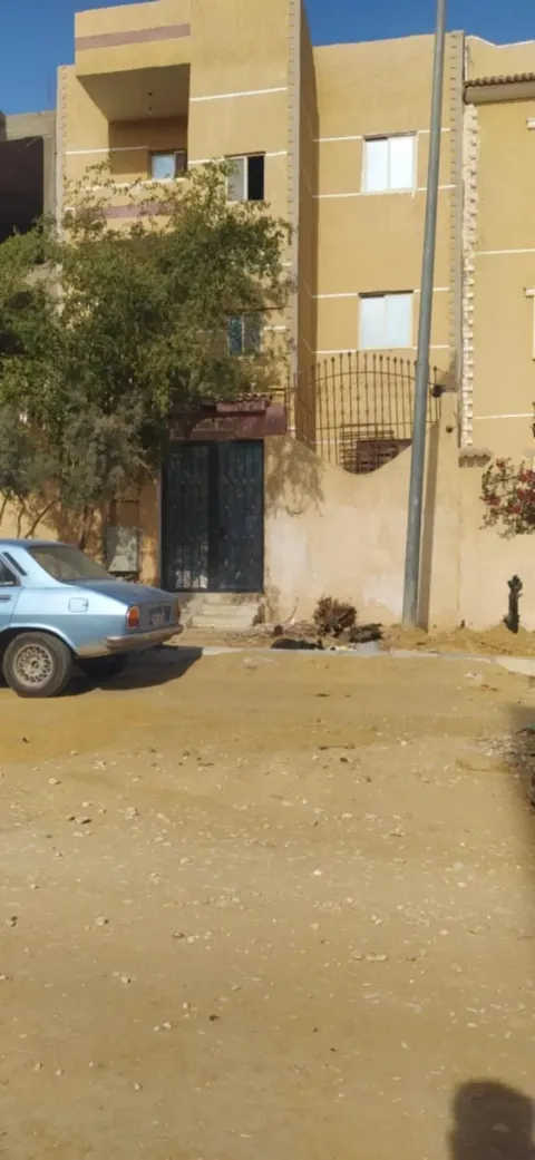 منزل للبيع ثلاث أدوار تشطيب لوكس قريب جداً من المواصلات