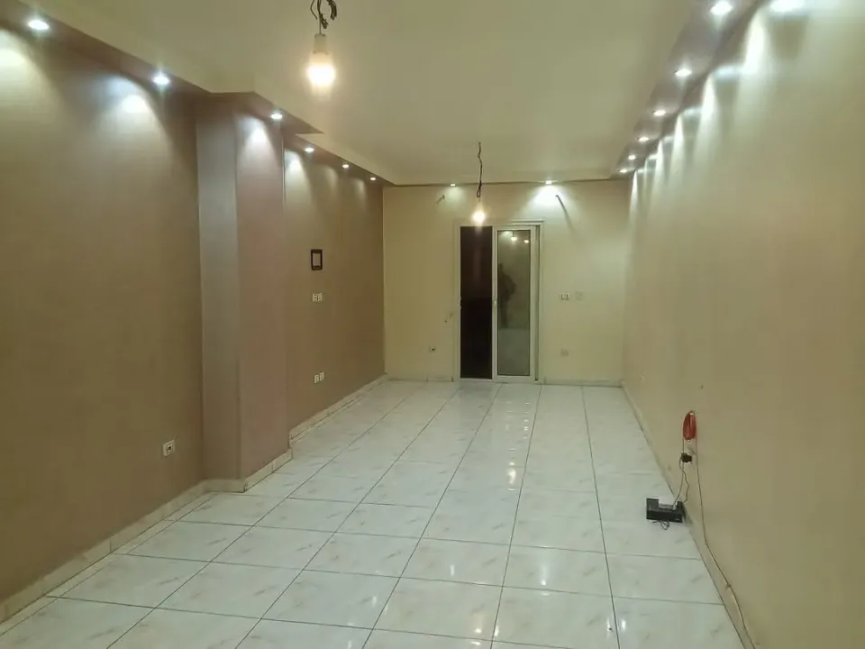 بحدائق الاهرام البوابةالثانيه القديمه منطقه ط شقه للايجار ارضي