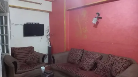 شقةمفروشه بجوار مترو المطرية الدور الاول بلكونه عماره واسانسير