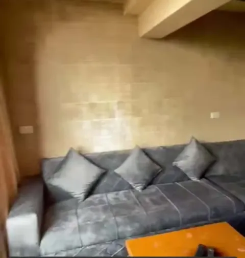 شالية غرفةسريرين كنب بيتفرد سرير كبير أول علوي مكيف فندقي