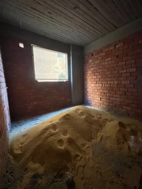 شقه للبيع في عماره حديثه