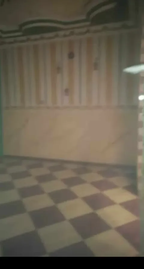 منزل للبيع٩٠م عند مسجد الشيخ وعيد ثلاثه ادوار
