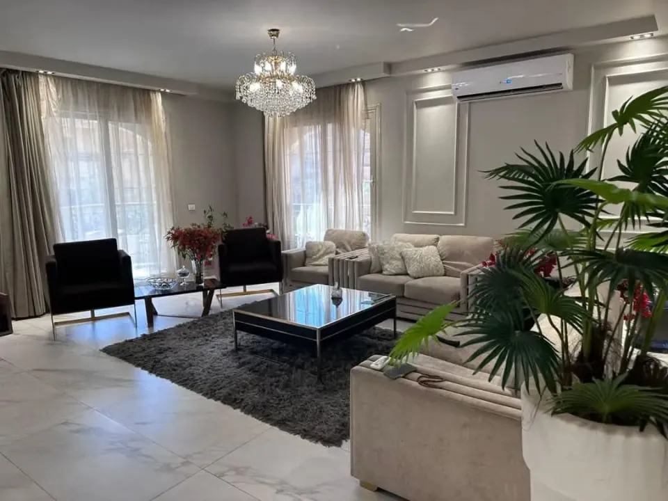 شقه للبيع بالسياحيه السادسه دور اول ( اسانسير )