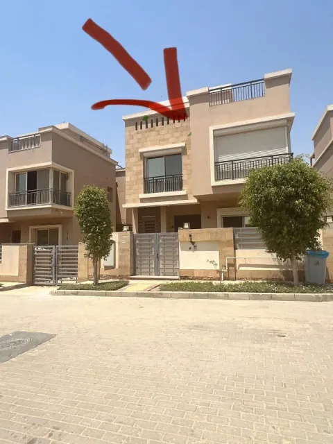 للبيع فيلا مميزة فكمبوند سور ف سور مع مدينتي
