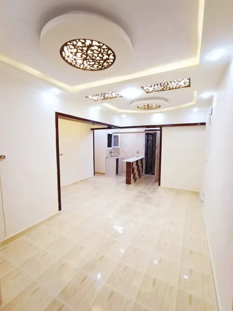 شقه بالروف بسعر مغري شارع رئيسي