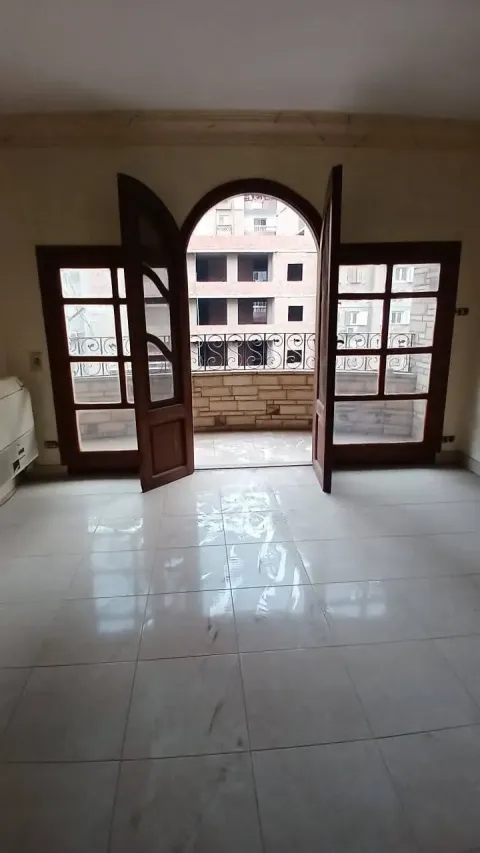 شقة للبيع الموقع اللبيني هرم الرئيسي أعلى معرض اشرف البطران
