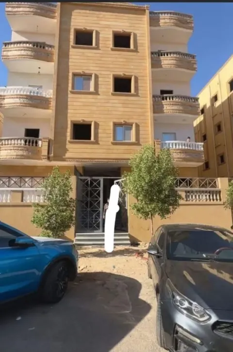 شقةفحدايق أكتوبر فى السياحية أ تانى نمرة من الشارع الرئيسى