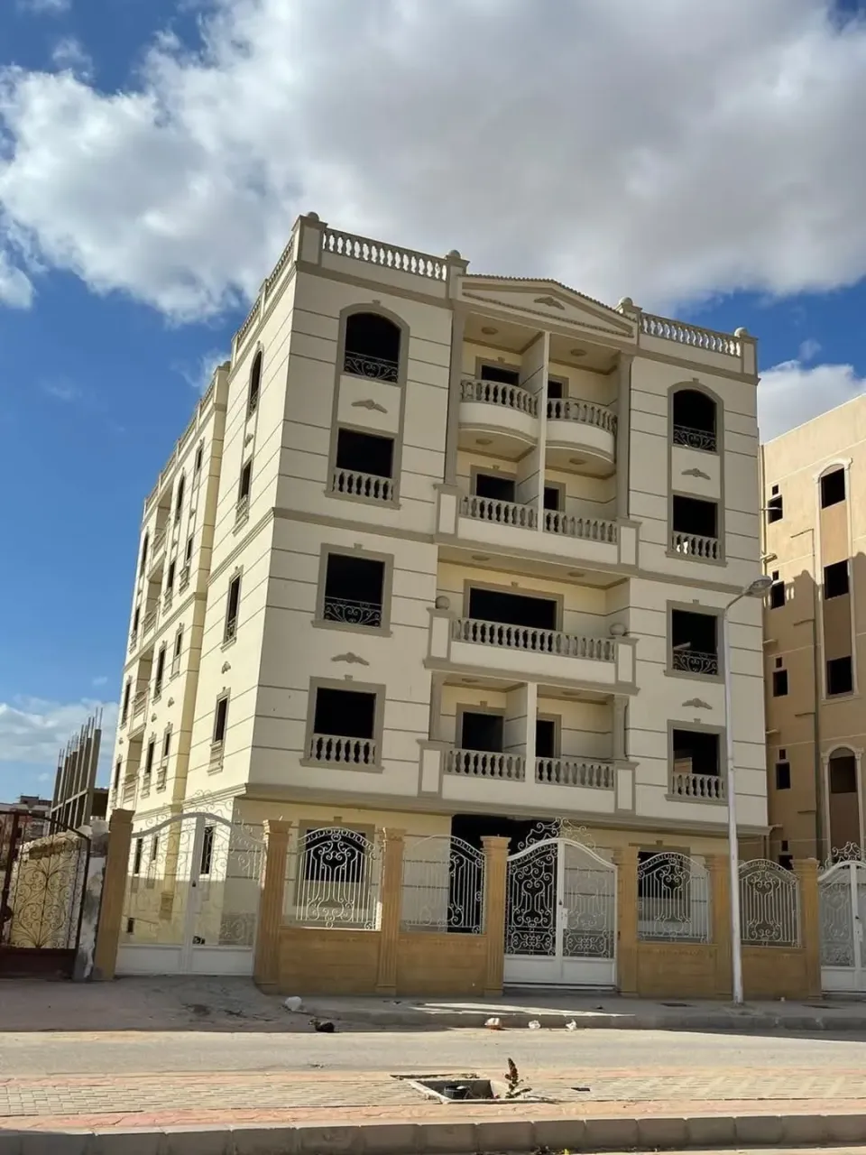شقةمساحة ٢٠٠م مكونة من ريشبسن كبير و ٣ غرف