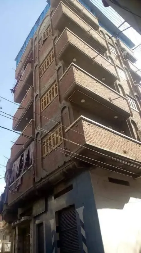 للبيع عماره على 3 شوارع امام جامع