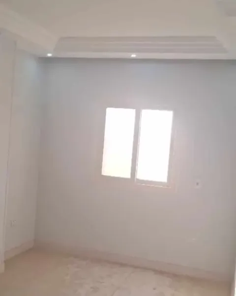 للبيع شقةف الحي خامس منطقه الفلل دور ثالث