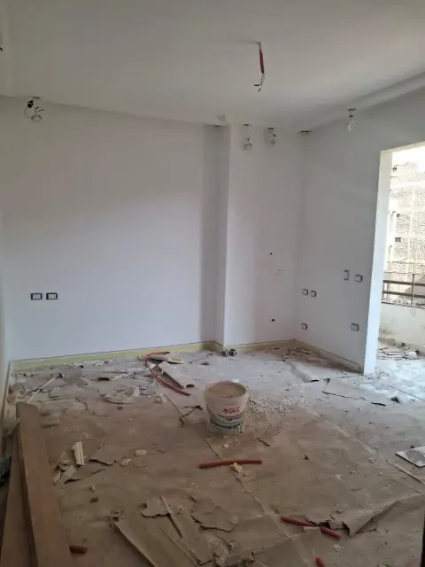 شقه خارجيه كلها علي الشارع ٣/٤ تشطيب بحلوان