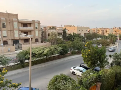 شقه للبيع بالتجمع الخامس 260 متر