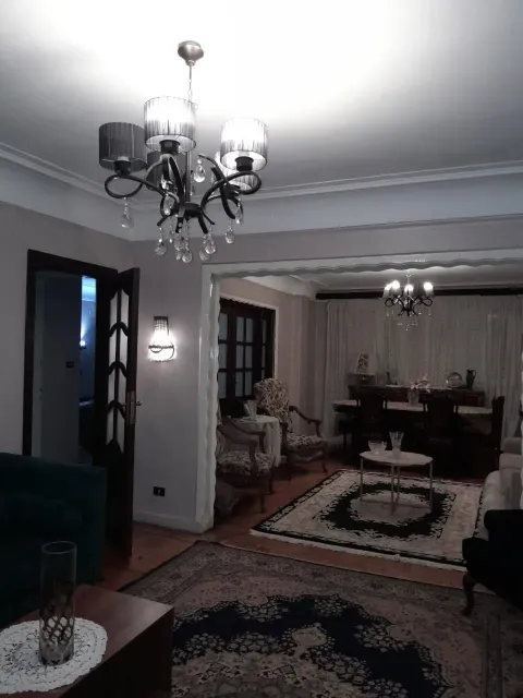 شقة١٧٠ متر بالزمالك ش شجره الدر عماره ناصيه الدور الخامس