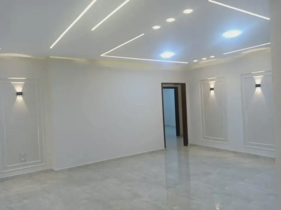 شقه للبيع ١٨٠ م دور اول علوى تشطيب الترا سوب