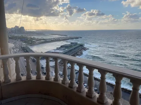 شقةللبيع في ارقي منطقة في الاسكندرية لوران علي البحر مباشرة