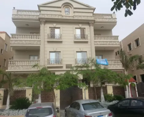 شقة امامية علي طريق رئيسي في المنيا الجديدة