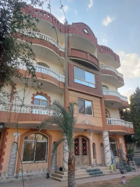 فيلا ارضي وثلاثةأدوار والرابع بدون سقف ومعاها نموزج٨مساحه الأرض٦٠٠م ابوالنمرس