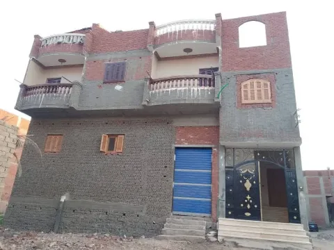 البيت تاني نمرةمالطريق الرئيسي جنب محول الكهرباء بيت حواءط حاملة