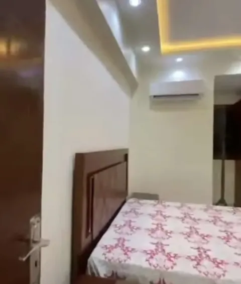 شقة مفروشة مكيفة للايجار ٣ غرف و٢ حمام فالدقي