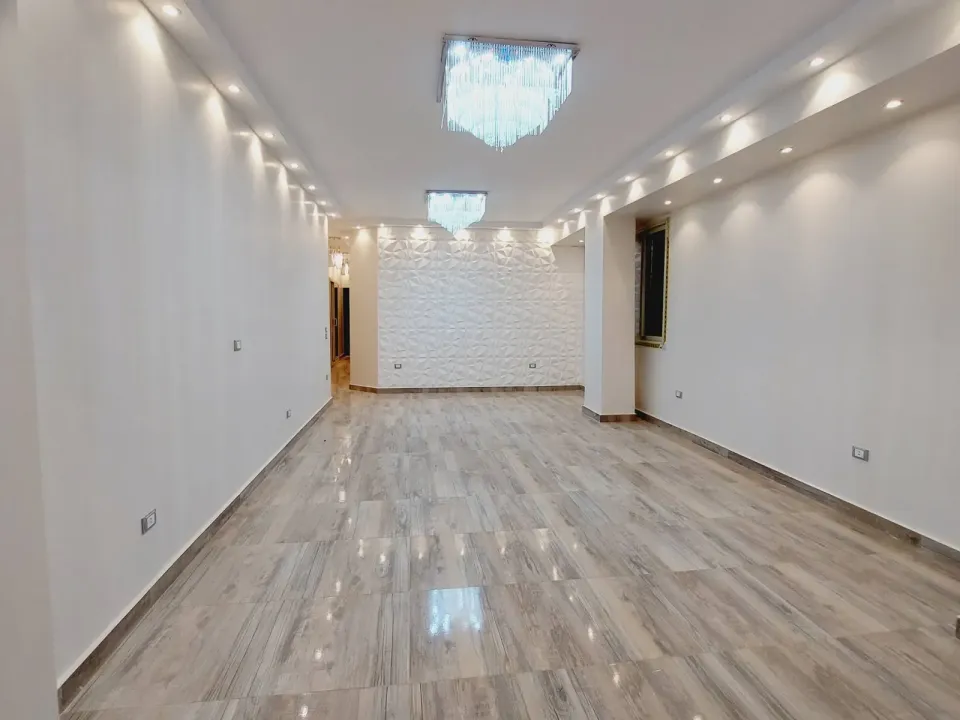 🏠شقة للبيع بالتجمع الخامس بالحى الثالث فيلات تشطيب هااى لوكس