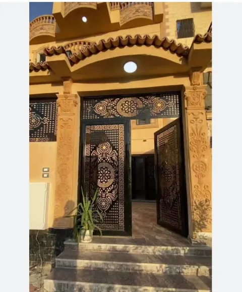 فيلا ف شارع ميشو ماركت ف الحي الاول بالمنيا الجديدة