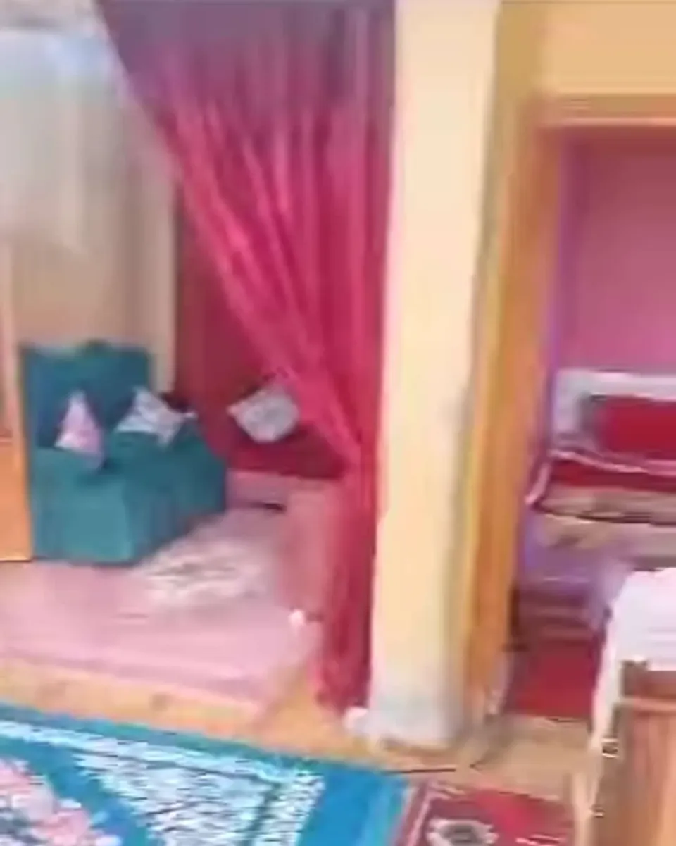 شقةللبيع فشارع الاقصر السكه الحديد فيها عداد كهرباء قديم
