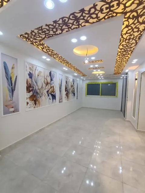 الشقه بتطل على الجانبى مساحه١٥٠م الشقه٣ منافذ على الشارع)