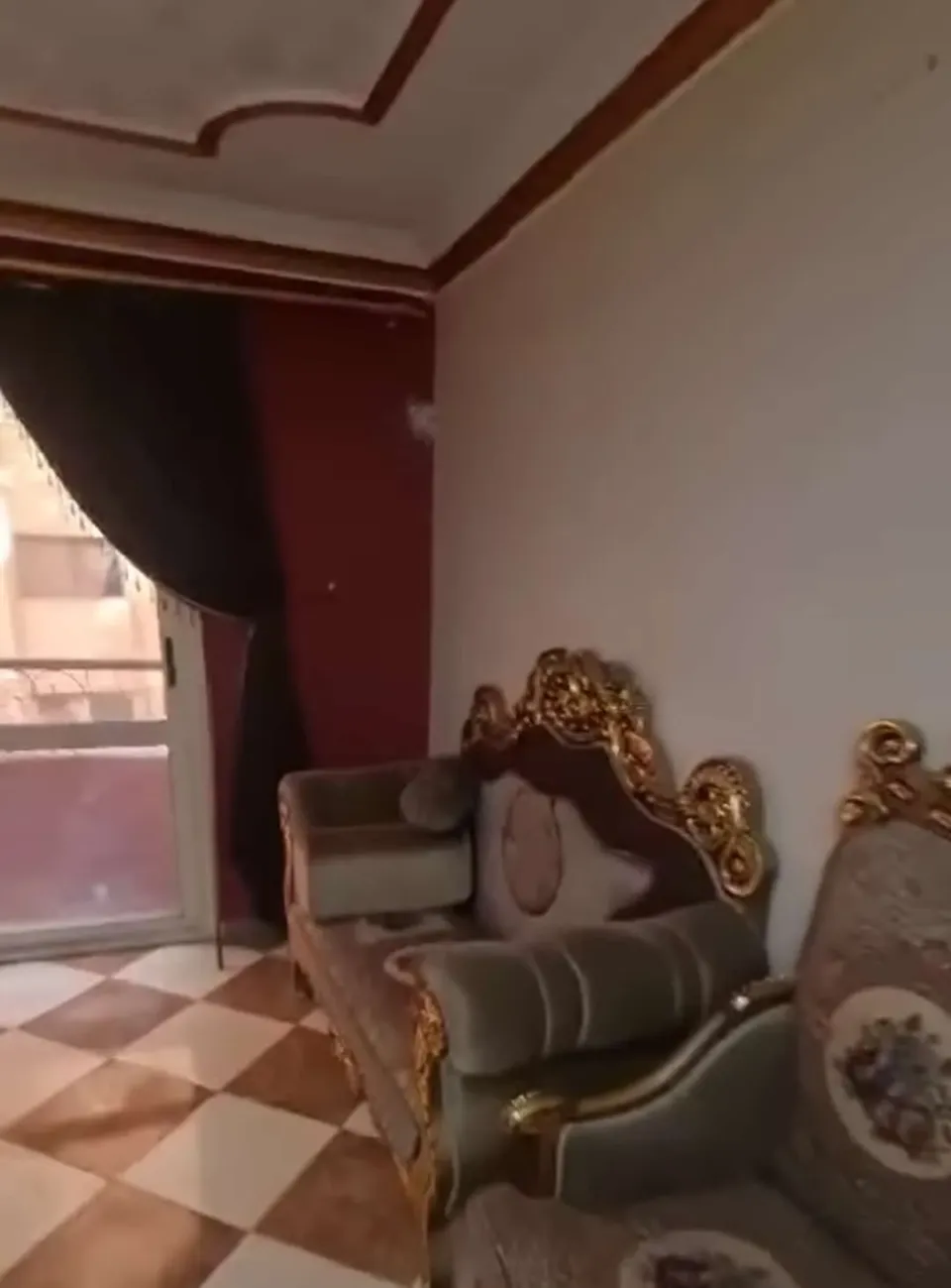 شقة للبيع بالعفش مساحه 160 متر دور تاني 3 غرفه