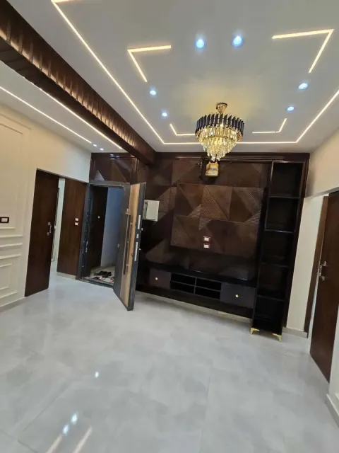 شقه للبيع تمليك تطل علي الرئيسي بسوهاج