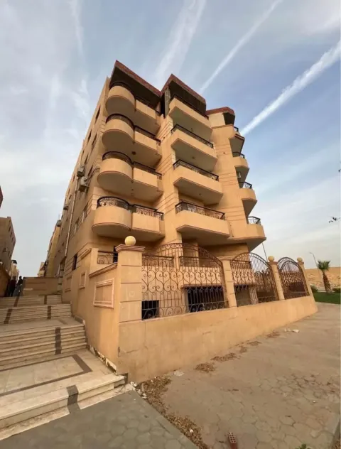 شقة٣ غرف وريسيبشن نصف تشطيب سعرها اقل من سعر السوق