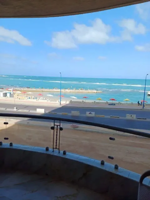 شقةلايجار اليومي والشهري فيو بحر مباشر اول نمره من البحراسكندرية