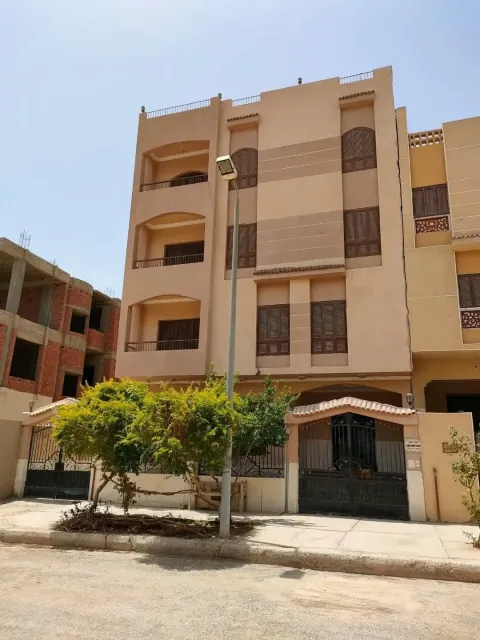 مميز للبيع باسيوط الجديدة بيت العيلةالاول الحي الاول بجوار الموقف