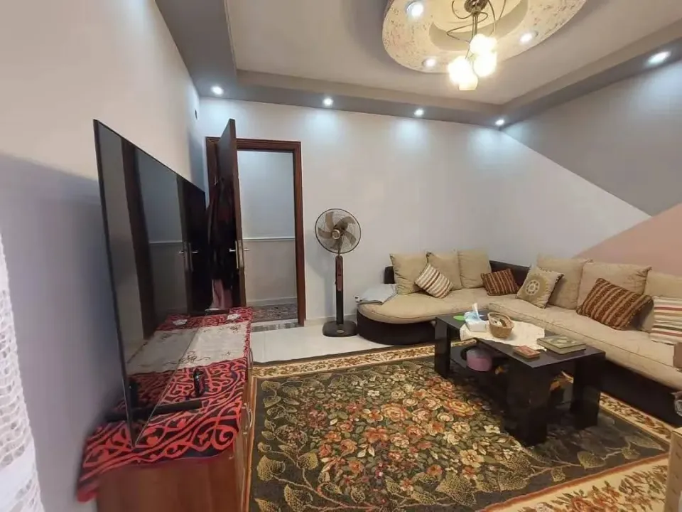 شقةأرضي مدخل من العمارة“ بجارن كبيرة بحدائق الاهرام