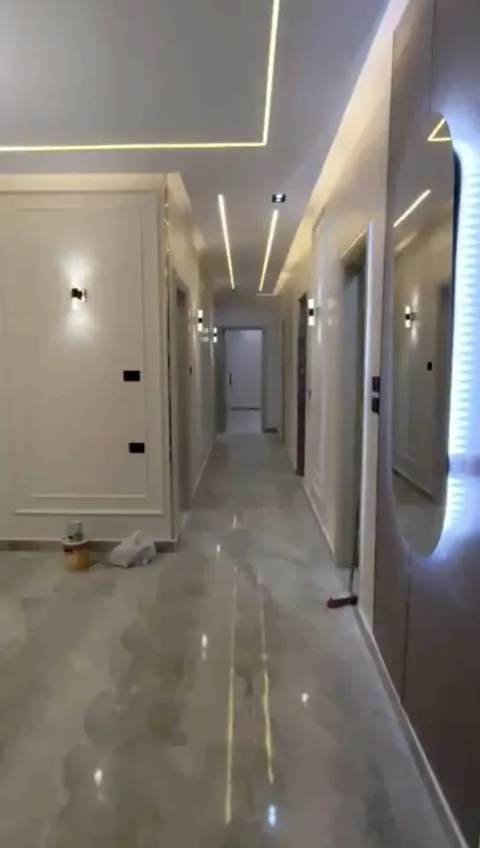 شقه للبيع دور اول ناصيه شارع الابراج الرئيسي تشطيب لوكس