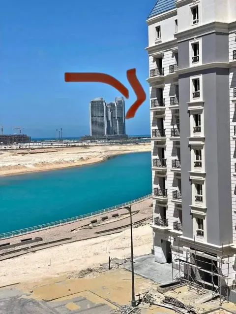 شقه للبيع صف اول عالبحر و فيو أبراج العلمين