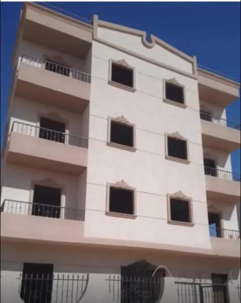 شقة مساحة ١٥٠م خالصة سباكة/ كهربا بشد سلوك