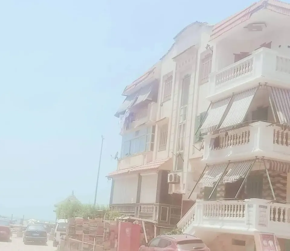 لبيع وبسعر تجاري بحري شرقي أول مطل البحر ممر