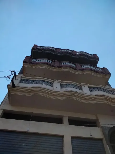 يوجد منزل مساحه 125متر يوجد عدد كهرباء