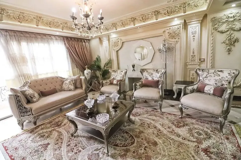الشقة الفاخرة دي بتتباع بالعفش الشيك دا و