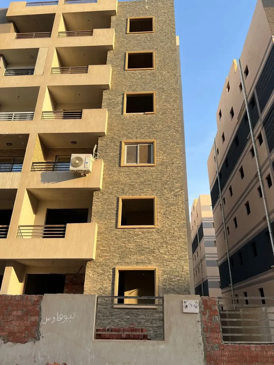 للبيع شقتين ع مساحة ١٩٨م مساحه