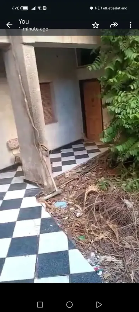 بيت مبني ثلاث ادوار ع بالطوب وليست اعمده مساحة٢٠٠م .