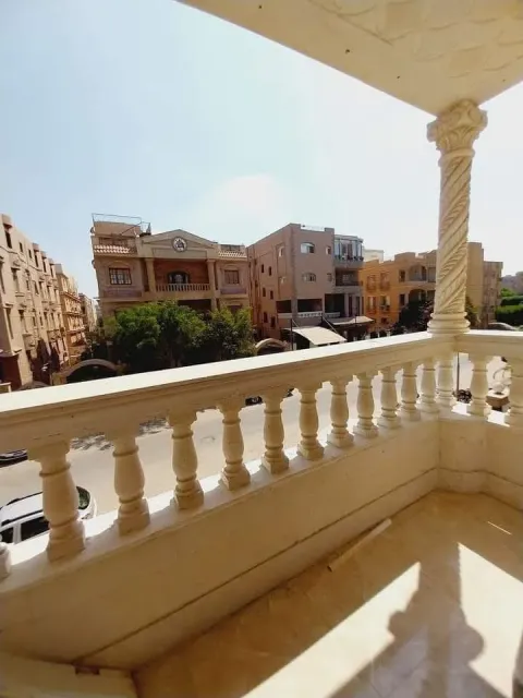 شقه ٢٠٠م للبيع بكمبوند الامن العام دور ثالث نصف تشطيب