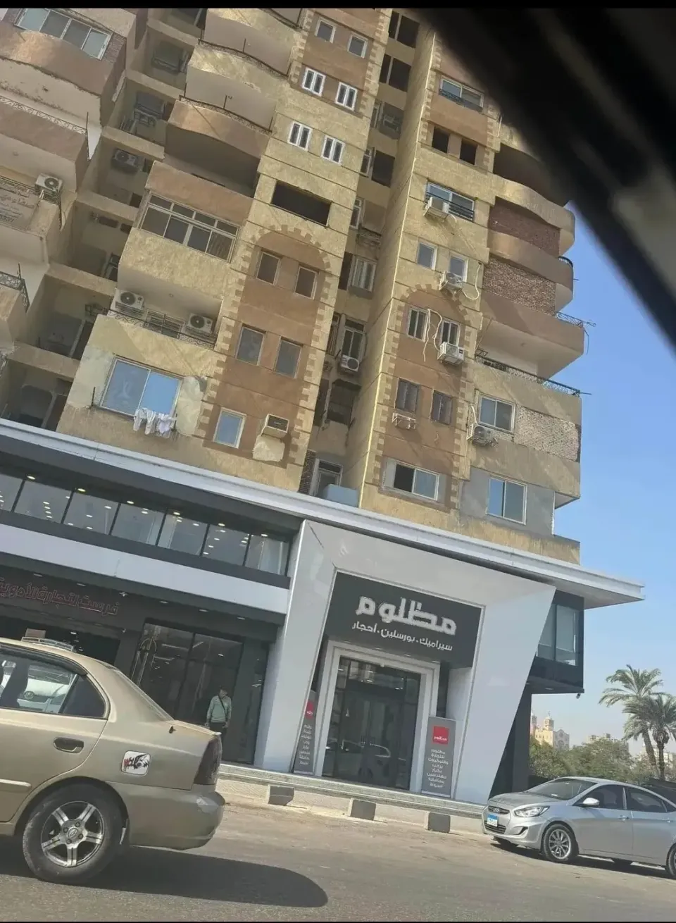 شقه دور تالت يعني رخصه ١٢٥ متر وكمان واجهه بحريه